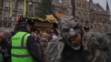 11 Aralık 2022. Münih. Almanya. Marienplatz 'da. Krampuslauf Uber den Munchner Christkindlmark. Krampus 'taki insanlar Münih' teki merkez meydanda maskeli Noel öncesi Krampus Festivali geçit töreninde. 