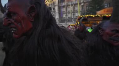11 Aralık 2022. Münih. Almanya. Marienplatz 'da. Krampuslauf Uber den Munchner Christkindlmark. Krampus 'taki insanlar Münih' teki merkez meydanda maskeli Noel öncesi Krampus Festivali geçit töreninde. 