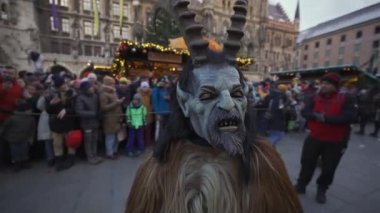 11 Aralık 2022. Münih. Almanya. Marienplatz 'da. Krampuslauf Uber den Munchner Christkindlmark. Krampus 'taki insanlar Münih' teki merkez meydanda maskeli Noel öncesi Krampus Festivali geçit töreninde. 