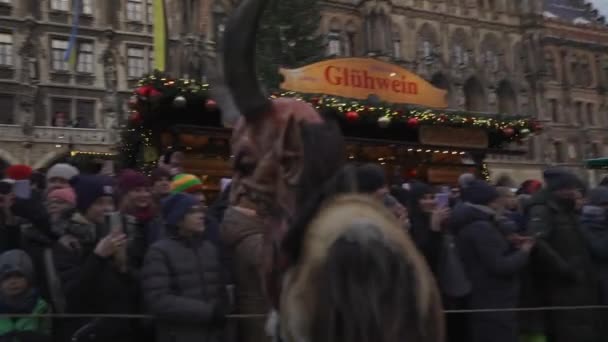 December 2022 München Tyskland Marienplatz Krampuslauf Uber Den Munchner Christkindlmarkt — Stockvideo