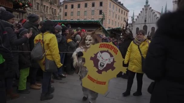 Dezember 2022 München Deutschland Marienplatz Krampuslauf Auf Dem Münchner Christkindlmarkt — Stockvideo