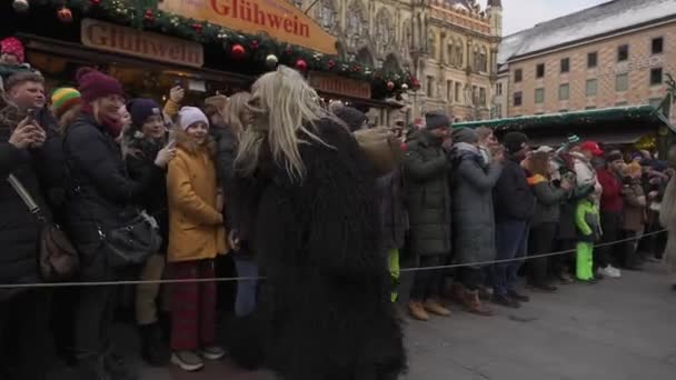 December 2022 München Duitsland Marienplatz Krampuslauf Uber Den Munchner Christkindlmarkt — Stockvideo