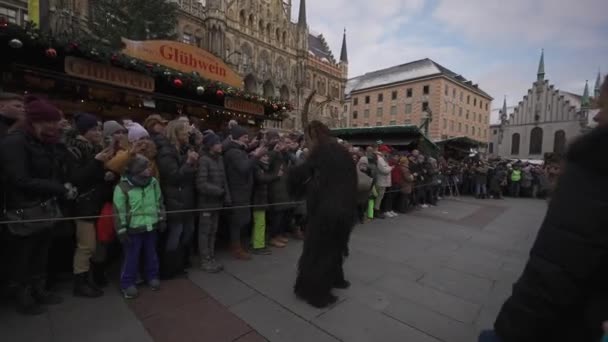 December 2022 Munich Germany Marienplatz Krampuslauf Uber Den Munchner Christkindlmarkt — Stock Video