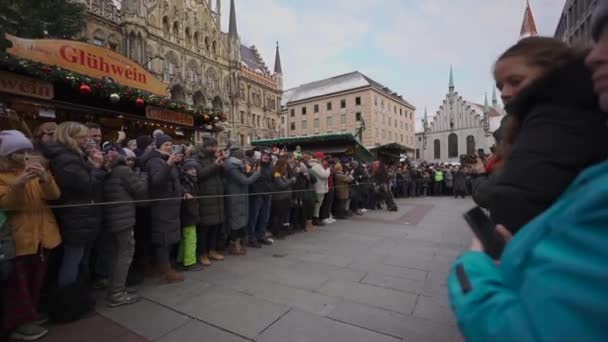 2022年12月11日 ミュンヘンだ ドイツだ マリエンプラッツ クランプスラウフ ウーバー マンシュナー クリスキンルマルクト クリスマス前のクランプス祭のパレードでミュンヘンの中央広場のクランプスマスクの人々 — ストック動画