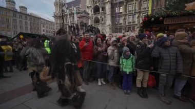 11 Aralık 2022. Münih. Almanya. Marienplatz 'da. Krampuslauf Uber den Munchner Christkindlmark. Krampus 'taki insanlar Münih' teki merkez meydanda maskeli Noel öncesi Krampus Festivali geçit töreninde. 