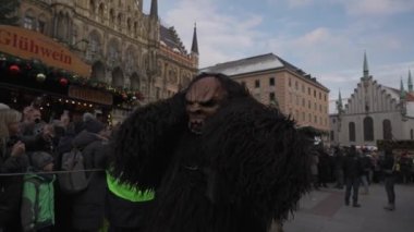 11 Aralık 2022. Münih. Almanya. Marienplatz 'da. Krampuslauf Uber den Munchner Christkindlmark. Krampus 'taki insanlar Münih' teki merkez meydanda maskeli Noel öncesi Krampus Festivali geçit töreninde. 