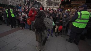 11 Aralık 2022. Münih. Almanya. Marienplatz 'da. Krampuslauf Uber den Munchner Christkindlmark. Krampus 'taki insanlar Münih' teki merkez meydanda maskeli Noel öncesi Krampus Festivali geçit töreninde. 