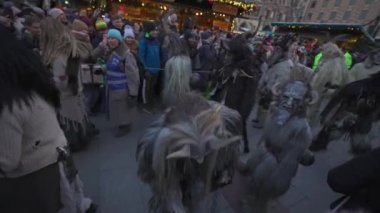 11 Aralık 2022. Münih. Almanya. Marienplatz 'da. Krampuslauf Uber den Munchner Christkindlmark. Krampus 'taki insanlar Münih' teki merkez meydanda maskeli Noel öncesi Krampus Festivali geçit töreninde. 