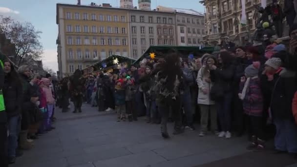 Dezember 2022 München Deutschland Marienplatz Krampuslauf Auf Dem Münchner Christkindlmarkt — Stockvideo