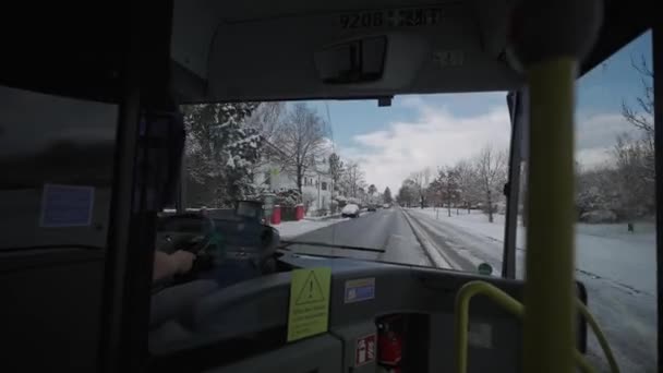 Widok Wnętrza Autobusu Przez Przednią Szybę Zimę Niemczech Monachium Autobus — Wideo stockowe
