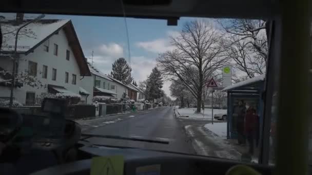 冬にはドイツ ミュンヘン市内のバスのフロントウィンドウを介してインテリアビュー ルート上の公共バス路線は 雪の天気のフロントウィンドウを見て ドイツにおける雪と公共交通機関 — ストック動画