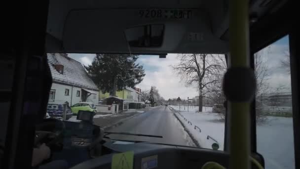 ドイツのミュンヘンの雪道にあるシティバスの運転手側からの眺め 冬の天気でライン上の公共バスを介してフロントガラスの景色 ヨーロッパ 公共交通機関 — ストック動画