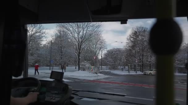 在德国慕尼黑市 从公共汽车的内部透过挡风玻璃观看冬季 下大雪的时候 公共汽车沿着前窗的方向行驶 德国的雪和公共交通 — 图库视频影像