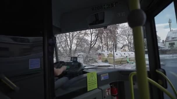 ドイツ ミュンヘン市内の冬のためのフロントガラスを介してバスの中からの眺め 雪の日にフロントウィンドウで表示されるルート上の市営バス ドイツにおける雪と公共交通機関 — ストック動画