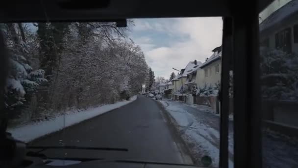 Vista Lado Motoristas Ônibus Urbano Uma Rua Nevada Munique Alemanha — Vídeo de Stock
