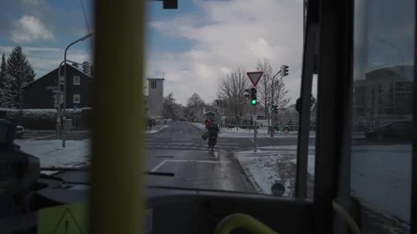 在德国慕尼黑市 从公共汽车的内部透过挡风玻璃观看冬季 下大雪的时候 公共汽车沿着前窗的方向行驶 德国的雪和公共交通 — 图库视频影像