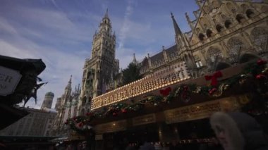 11 Aralık 2022. Münih. Almanya. Marienplatz 'da. Marienplatz 'da Noel Fuarı, Bavyera kış Xmas Pazarı. Gündüzleri Noel köyü meydanı ve belediye binasındaki insanlar ve market tezgahı.. 