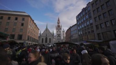 11 Aralık 2022. Münih. Almanya. Marienplatz 'da. Marienplatz 'da Noel Fuarı, Bavyera kış Xmas Pazarı. Gündüzleri Noel köyü meydanı ve belediye binasındaki insanlar ve market tezgahı.. 