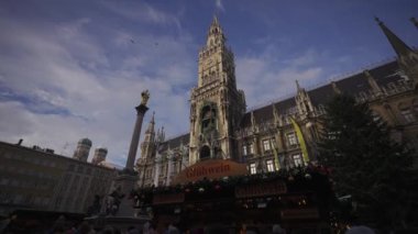11 Aralık 2022. Münih. Almanya. Marienplatz 'da. Marienplatz 'da geleneksel Noel pazarı. Hafta sonu belediye binasına bakan kalabalık bir yer. Christkindlmarkt, Marienplatz Noel Pazarı
