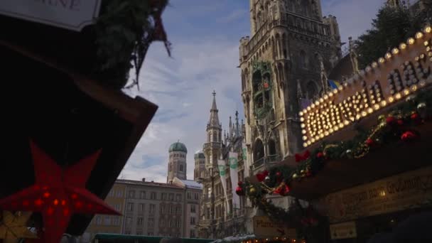 2022年12月11日 ミュンヘンだ ドイツだ マリエンプラッツ ノイズ ラタウスの下のミュンヘンクリスマスマーケットの群衆 ミュンヘン中央広場での休暇 ヨーロッパでのクリスマスショッピング — ストック動画
