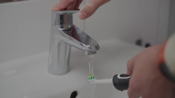 Geschlossene Aufnahme Eines Männlichen Arms Der Badezimmer Eine Elektrische Zahnbürste — Stockvideo