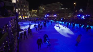 5 Aralık 2022. Almanya. Münih. Karlsplatz Schlittschuhlaufen. Munchner Eiszauber benim Stachus. İnsanlar Münih şehir merkezinde kış tatilinde buz pateni pistinde kayıyorlar. Noel Arifesi. 