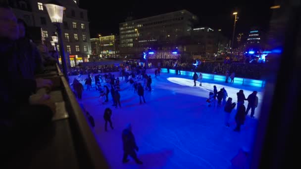Грудня 2022 Року Німеччина Мюнхен Karlsplatz Schlittschuhlaufen Люди Катаються Льодовій — стокове відео