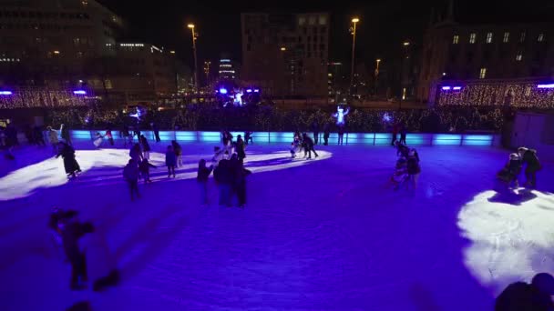 Декабря 2022 Года Германия Мюнхен Карлсплац Шлитчухлауфен Люди Катаются Коньках — стоковое видео