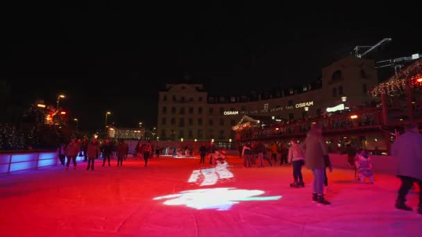 2022年12月5日 慕尼黑 Karlsplatz Schlittschuhlaufen 12月的一个晚上 世界圣诞博览会上 人们在冰场上滑冰 德国室外溜冰场的冬季欢乐 — 图库视频影像