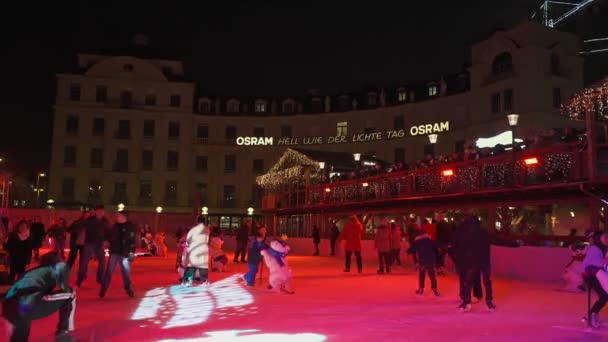 2022年12月5日 ドイツだ ミュンヘンだ カールスプラッツ シュライツシュラウフェン マンChner Eiszauber Stachus 人々はミュンヘンのダウンタウンで冬の休日の夜にアイスリンクでスケートをします クリスマス — ストック動画