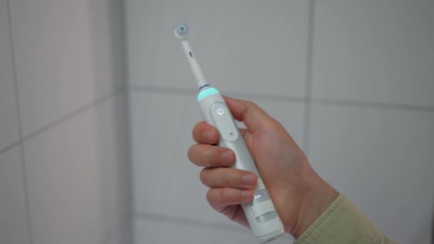 Een Man Met Een Elektrische Tandenborstel Slimme Elektrische Tandenborstel Moderne — Stockvideo