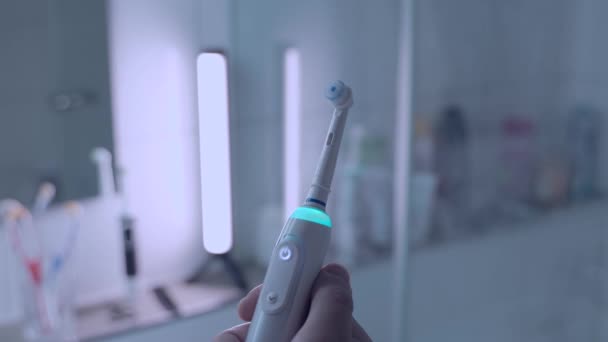 Mans Χέρι Ενεργοποιημένο Απενεργοποιημένο Ηχητικό Λευκό Teethbrush Μπλε Φως Στο — Αρχείο Βίντεο