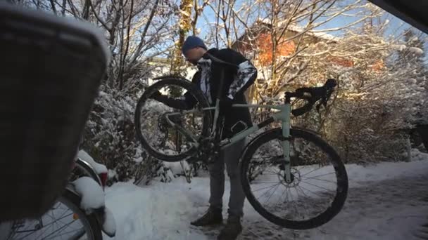 Limpiar Suciedad Nieve Bicicleta Usando Cepillo Fuera Casa Antes Llevarlo — Vídeo de stock