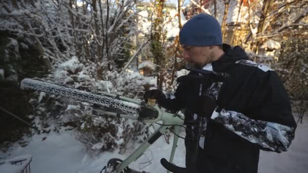 Limpar Sujeira Neve Bicicleta Usando Uma Escova Fora Casa Antes — Vídeo de Stock