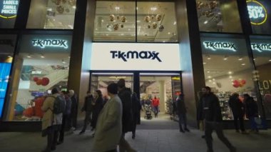 15 Aralık 2022. Münih. Almanya. TK Maxx mağazası Noel 'den ve yeni yıl tatilinden önceki kış akşamları. TK. Maxx Münih Marienplatz. TK Maxx mağazasının logosuyla ön cam cephe. 