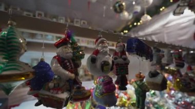 Noel pazarının renkli ayrıntıları var. Satış için Noel oyuncakları süslemeleri. Geleneksel dekoratif oyuncaklarla Almanya 'da Xmas pazarı. Noel ağacı süslemeleri satarak oyala. 