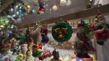 Münih, Almanya 'daki Noel pazarında büfeye yakın çekim. Tatil fuarında Noel süsleri. Şenlik dekorasyonları satmak, kış kutlaması için güzel oyuncaklar satmak. Panayırda satılık ağaç heykelcikleri. 