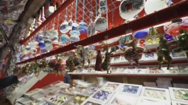 Noel pazarının renkli ayrıntıları var. Satış için Noel oyuncakları süslemeleri. Geleneksel dekoratif oyuncaklarla Almanya 'da Xmas pazarı. Noel ağacı süslemeleri satarak oyala. 