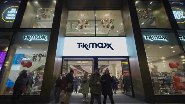 2022年12月15日 慕尼黑 在圣诞节前夕和新年假期前的冬夜 传统的Maxx商店 Maxx Munchen Marienplatz Maxx商店前玻璃幕墙 印有标志字样 — 图库视频影像