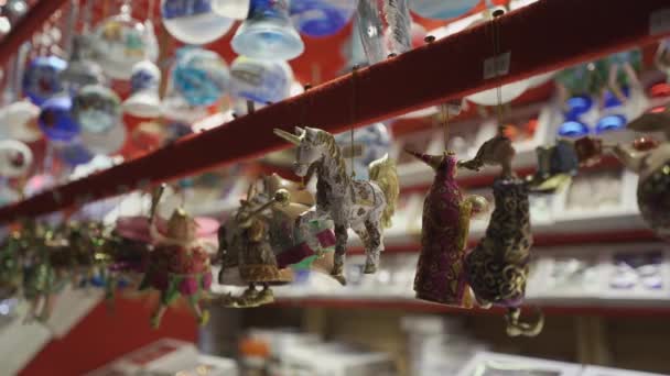 ミュンヘン ドイツのホリデービレッジ市場でのストールの詳細なビュー お祝いのお祭りでクリスマスの装飾 お祝いに装飾的な冬のおもちゃを販売 ストリートフェスティバルで販売するための木の人形 — ストック動画