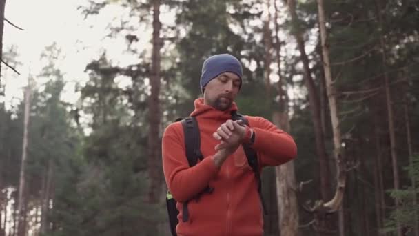 Backpacker Kontroluje Navigaci Trasu Sportovních Hodinkách Podzimním Lese Turista Dívá — Stock video