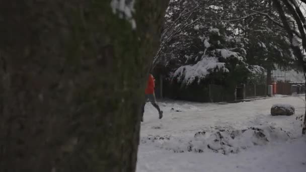 Winter Run Van Mannelijke Jogger Training Buiten Het Bos Park — Stockvideo