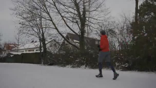 Adam Şehirde Parkta Karlı Yolda Koşuyor Almanya Kışın Kulaklıkla Müzik — Stok video