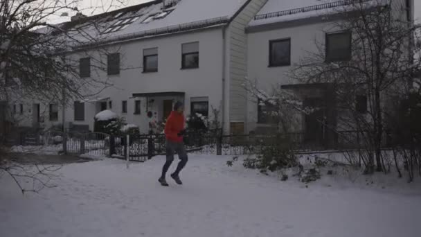 Man Jogging Snowy Path Park City Listening Music Earphones Winter — Video Stock