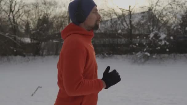 크로스컨트리를 가로질러 달리는 헤드셋을 선수들은 겨울에 공원의 산책로를 눈으로 뒤덮었다 — 비디오
