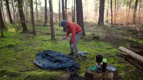 Camping Tourism Travel Concept Man Setting Tent Outdoors Hiker Assembles — Vídeos de Stock
