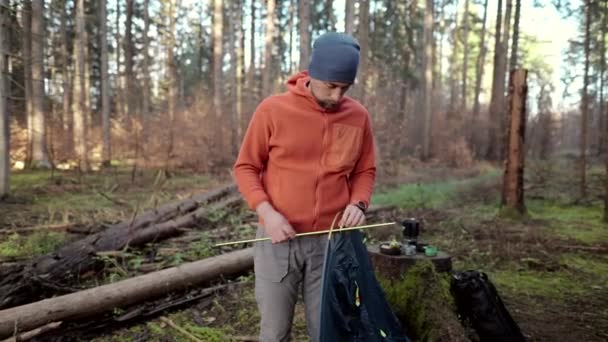 Турист Робить Табір Лісі Встановлює Намет Лузі Осінньому Лісі Готується — стокове відео