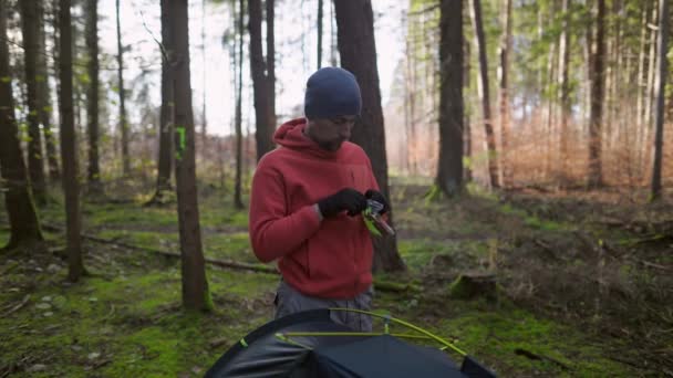Турист Разбивает Лагерь Лесу Устанавливает Палатку Лугу Осеннем Лесу Готовится — стоковое видео