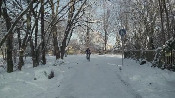 Male Cyclist Arrived Home Bicycle Winter Weather Slippery Path Park — Vídeo de stock
