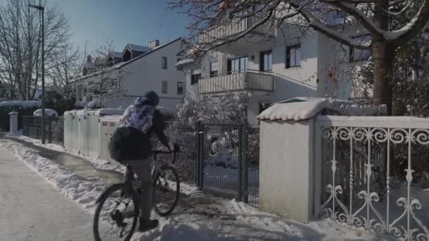 Commuting Bicycle Winter Man Cyclist Returns Home Snowy Sunny Freezing — 图库视频影像